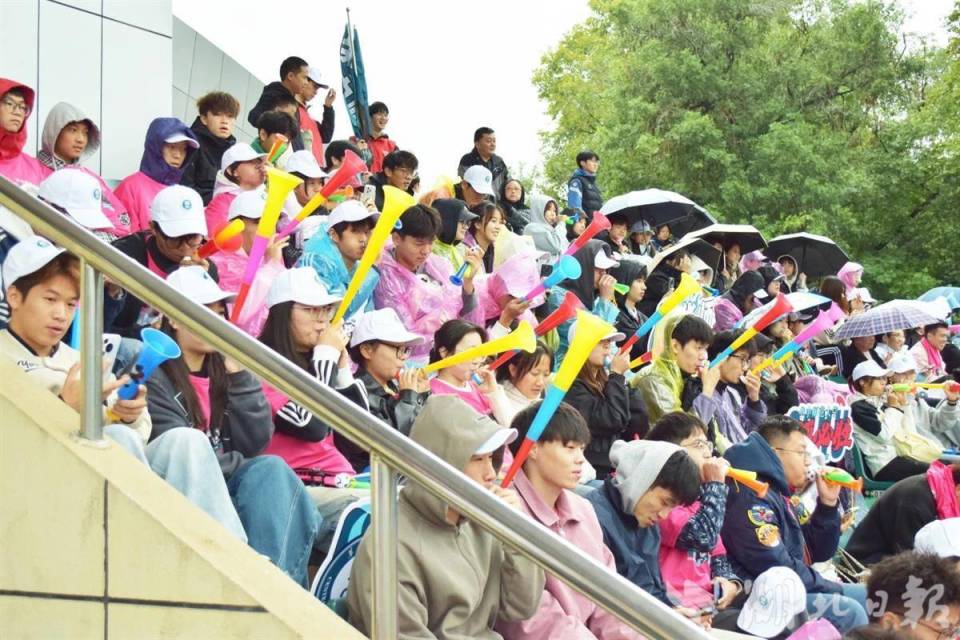 通讯员张俊, 球员们克服 通讯员张俊, 球员们克服